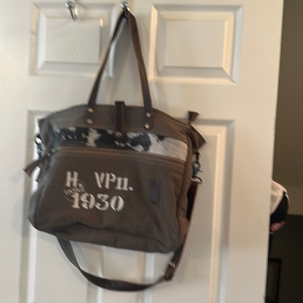 Canvas travel bag with leather handles
